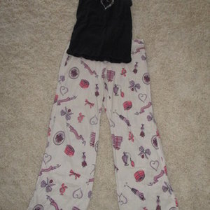 Victoria's Secret pajama set m is being swapped online for free