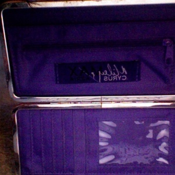 Miley Cyrus & Max Azaria Wallet is being swapped online for free