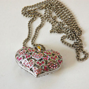 super cute heart pink rhinestone necklace is being swapped online for free