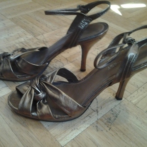 nine west Heels is being swapped online for free