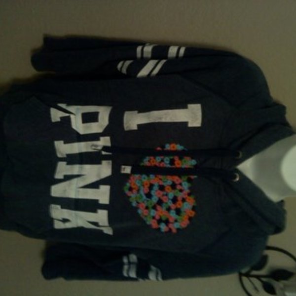 VS Pink Hoodie Cropped Sleeves is being swapped online for free