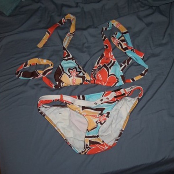 roxy bathing suit is being swapped online for free