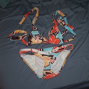 roxy bathing suit is being swapped online for free