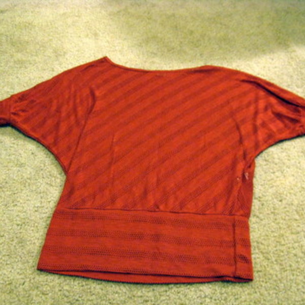 orange bat sleeve top small is being swapped online for free