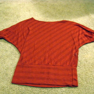 orange bat sleeve top small is being swapped online for free