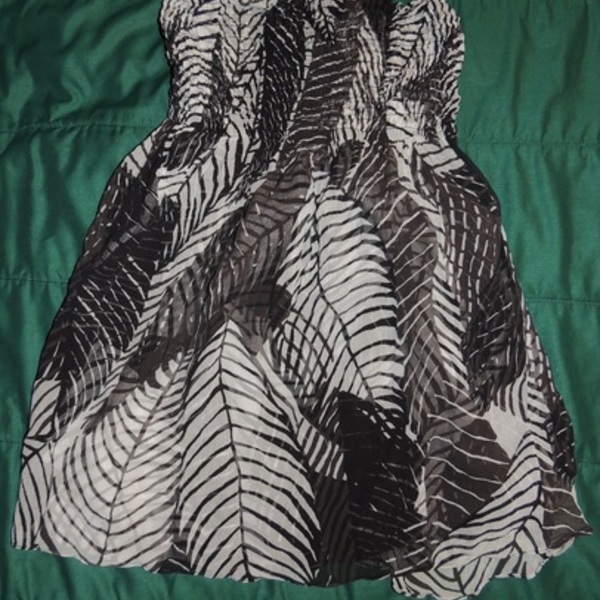 Black and white top. Size 2 is being swapped online for free