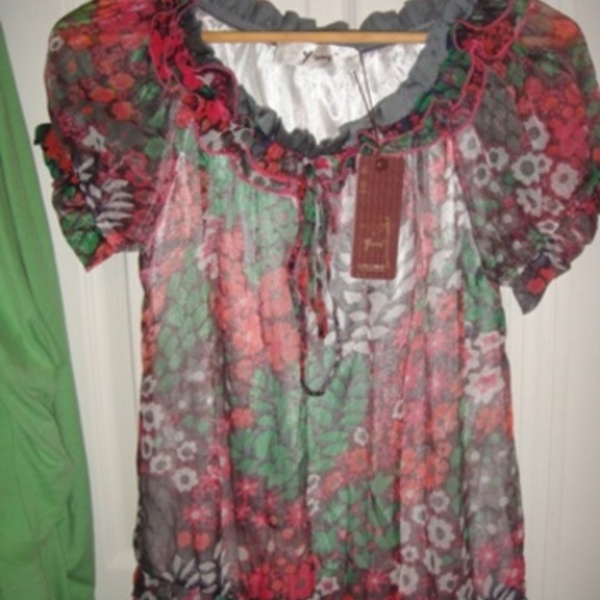 NWT - Floral Top S is being swapped online for free