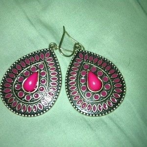 NEW TEARDROP RED STONE EARRINGS is being swapped online for free