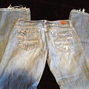 American Eagle distressed jeans is being swapped online for free