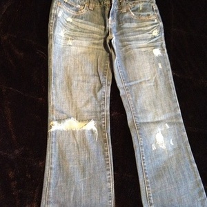 American Eagle distressed jeans is being swapped online for free