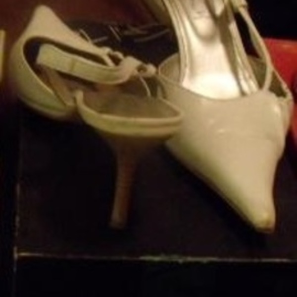 White strappy pumps size 9 M is being swapped online for free