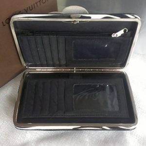 Zebra Flower Wallet is being swapped online for free