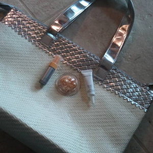 Elizabeth Arden lot with cute bag is being swapped online for free