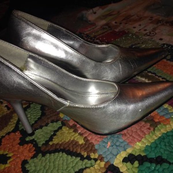 Silver pointy toe heels is being swapped online for free