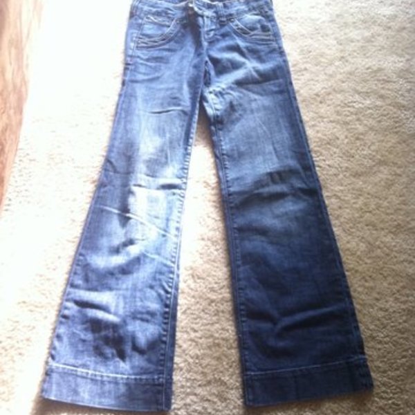 Wide leg bell bottom jeans is being swapped online for free