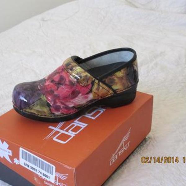 Dansko Clogs - New is being swapped online for free