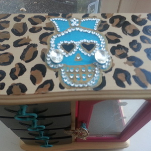 Betsey Johnson inspired jewelry box is being swapped online for free