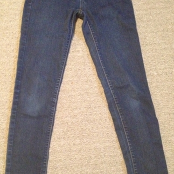 DARK BLUE SKINNY JEANS is being swapped online for free