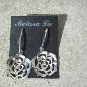 rose earrings is being swapped online for free