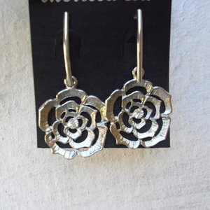 rose earrings is being swapped online for free