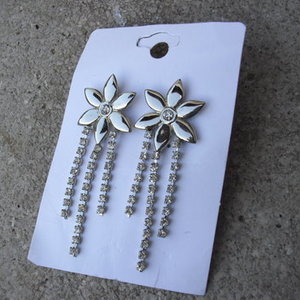 flowers and crystals earrings 2 is being swapped online for free