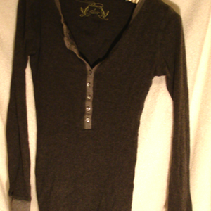 Grey Henley is being swapped online for free