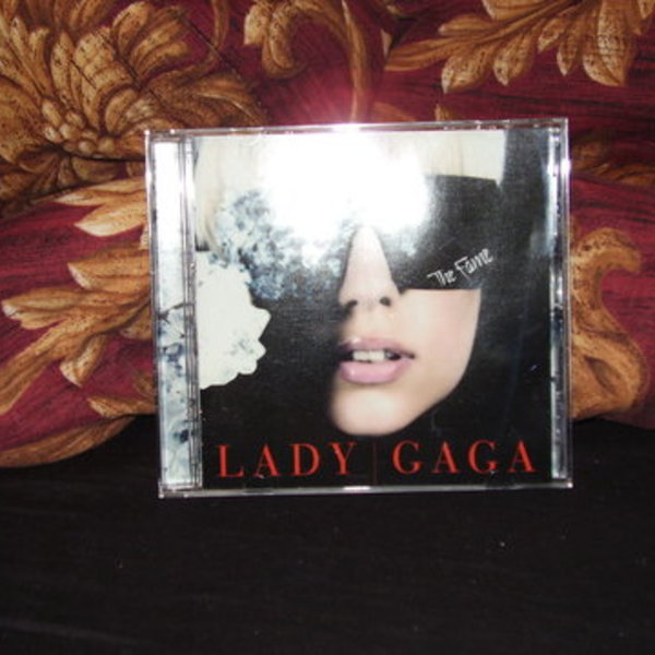 "The Fame"- Lady Gaga CD is being swapped online for free