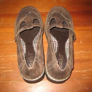 Brown Mary Janes Sz 7 is being swapped online for free
