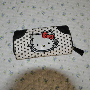 Hello Kitty Wallet (Sanrio original) is being swapped online for free
