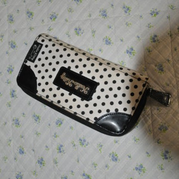 Hello Kitty Wallet (Sanrio original) is being swapped online for free
