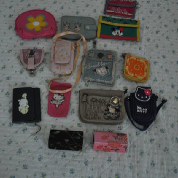 Wallets, purses, phone holder is being swapped online for free