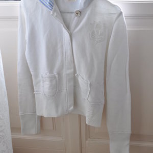 Anchor white sweatshirt by Guru is being swapped online for free