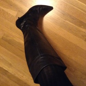 Banana Republic pointy boots 8.5 is being swapped online for free