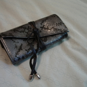 Makeup brush organizer is being swapped online for free