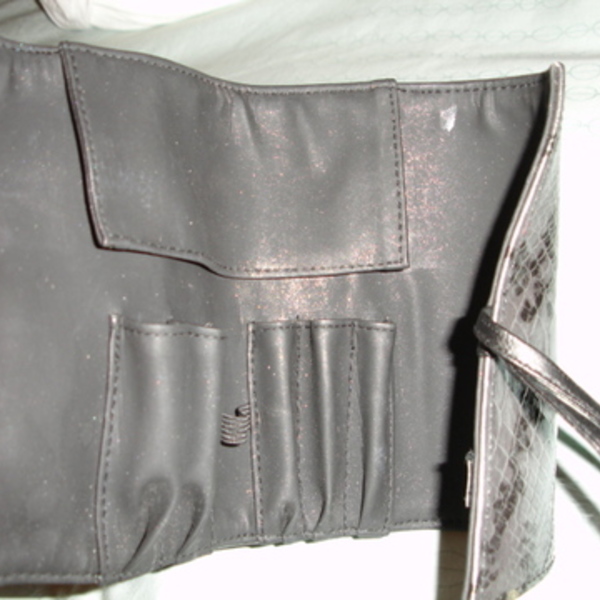 Makeup brush organizer is being swapped online for free