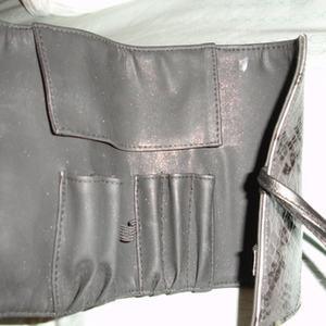 Makeup brush organizer is being swapped online for free