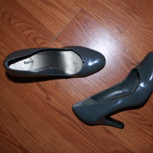 Grey heels is being swapped online for free