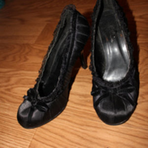 black lacy heels is being swapped online for free