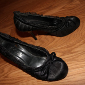 black lacy heels is being swapped online for free