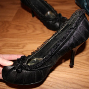 black lacy heels is being swapped online for free
