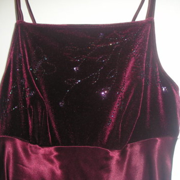 Beautiful Burgundy Gown 8 is being swapped online for free