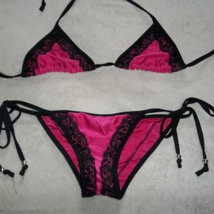 hot pink/ black lace hott bikini! is being swapped online for free