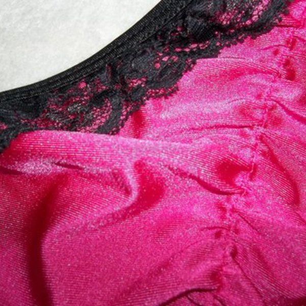 hot pink/ black lace hott bikini! is being swapped online for free