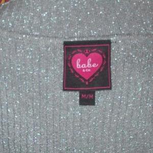 Grey long sleeved V-neck sweater is being swapped online for free