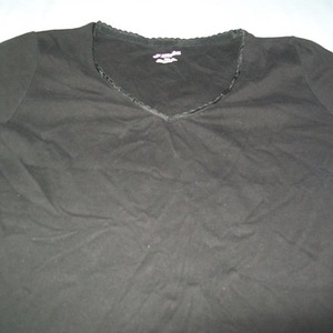 St. Johns Bay Black Top Medium in Adults is being swapped online for free