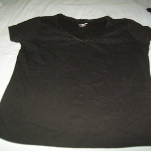 St. Johns Bay Black Top Medium in Adults is being swapped online for free