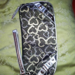 XOXO Wristlet Purse is being swapped online for free