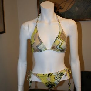 H&M Bikini Size 8/10 is being swapped online for free