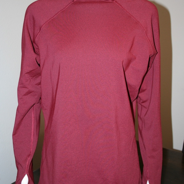 Nike Pro Long Sleeve Cold Weather Running Hoodie Size L is being swapped online for free
