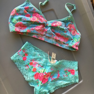 NWT VS Bralette & Matching Panty Sz M is being swapped online for free